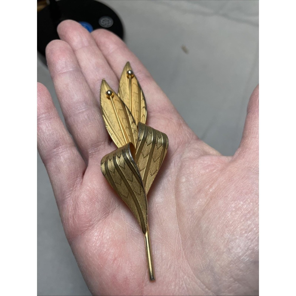 Vintage 1960's 4" Textured & Polished Gold Tone Metal Elegant Leaf Brooch Pin - Picture 3 of 5